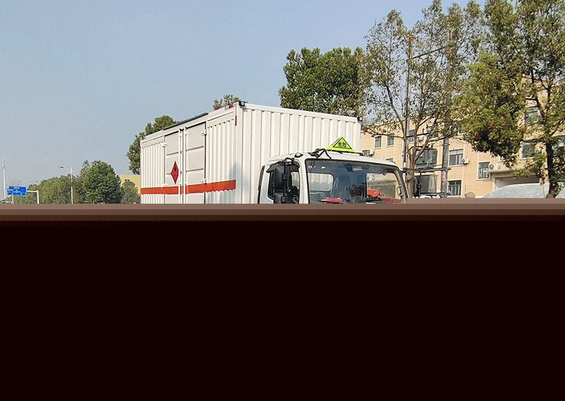 權駿牌JJJ5125XRY型易燃液體廂式運輸車